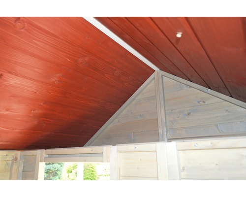 Vnútorný pohľad na drevený dom so strechou a stenami z drevených panelov