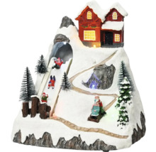 Dekoratívna zimná krajina s domom, sánkarskou dráhou a zasneženými stromami