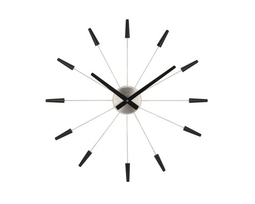 Nástenné hodiny so zobrazením času a dvanástimi značkami