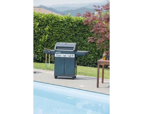 Plynový gril v záhrade vedľa bazéna