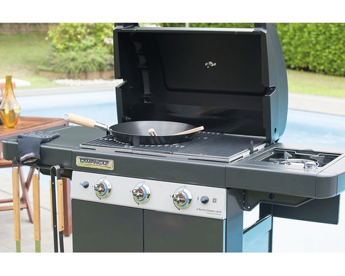 Plynový gril Campingaz s otvorenou kapotou, grilovacou panvicou a príslušenstvom