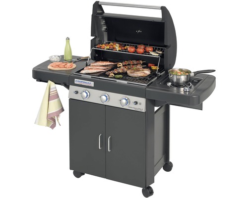 Plynový gril Campingaz s jedlom na grilovacej mriežke, vrátane bočného horáka a úložného priestoru