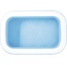 Nafukovací bazén obdĺžnikového tvaru naplnený vodou.