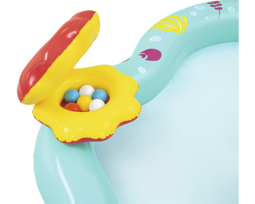 Detail nafukovacieho detského bazéna s vodnými hračkami