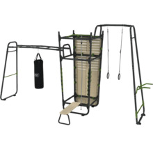 Multifunkčná vonkajšia fitness zostava s rôznymi cvičebnými pomôckami, ako je lavica na činky, hrazda a boxovacie vrece.