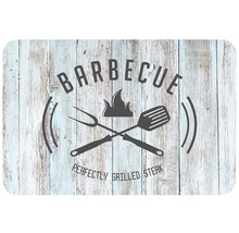 Dekoratívny barbecue motív s grilovacím náčiním vo vzhľade dreva