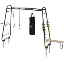 Vonkajšie fitness zariadenie s hrazdou, boxovacím vrecom, gymnastickými kruhmi a lavicou na činky