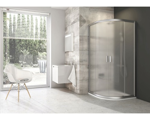 Kúpeľňa so sprchovacím kútom, umývadlom a stoličkou