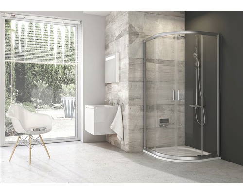 Kúpeľňa so sprchovacím kútom, umývadlom a stoličkou