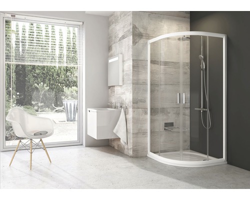 Svetlá kúpeľňa so sprchou, umývadlom a oknom