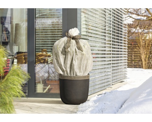 Kvetináč so zimnou ochranou vonku