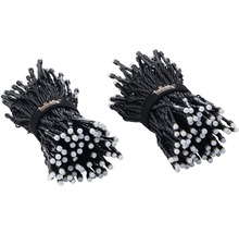 Dva svetelné reťaze Twinkly s čiernymi káblami a bielymi LED svetlami.