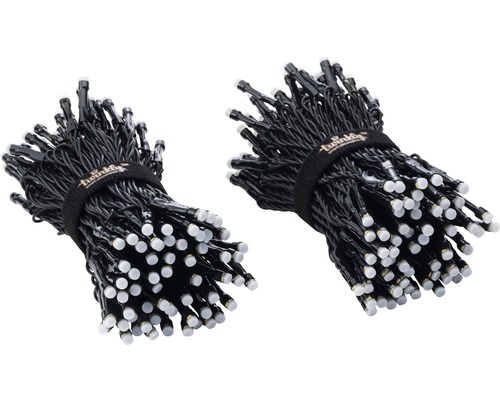 Dva svetelné reťaze Twinkly s čiernymi káblami a bielymi LED svetlami.