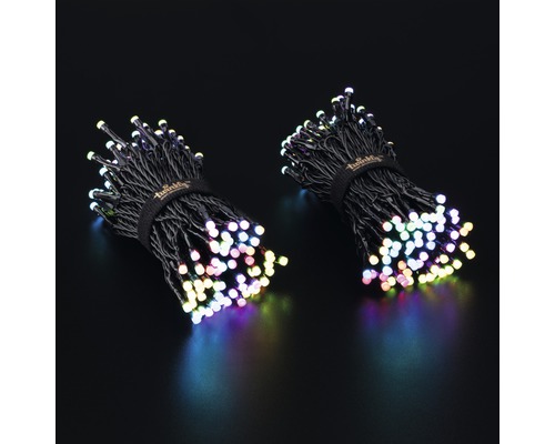 Dva zväzky svetelných reťazí s mnohými malými farebnými svetlami