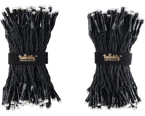 Dva LED svetelné reťaze s čiernym káblom, zviazané pásikom značky Twinkly.