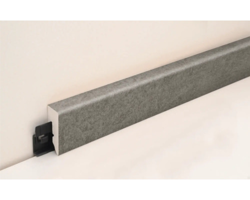Plastová podlahová lišta s upevňovacou sponou na montáž na stenu