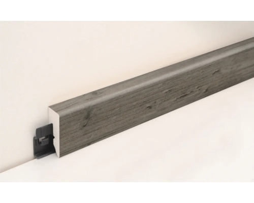 Podlahová lišta s dreveným vzhľadom a upevňovacou sponou