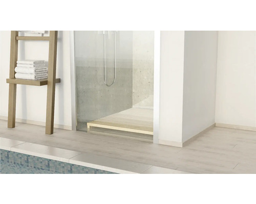 Scéna s dreveným držiakom na uteráky, sprchou a podlahou