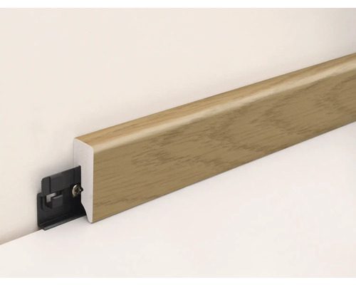 Podlahová lišta s upevňovacou sponou na stene