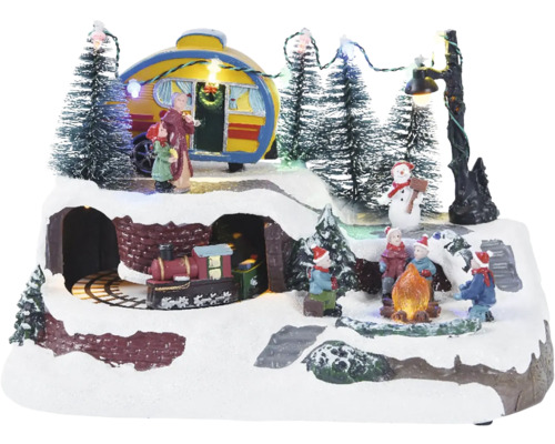 Zimná miniatúrna krajina s karavanom, železnicou, táborákom a figúrkami