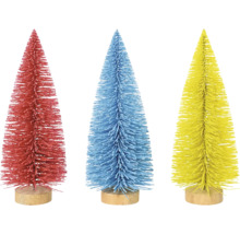 Tri dekoratívne plastové vianočné stromčeky na drevenom podstavci