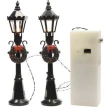 Dve dekoratívne pouličné lampy s vencami a batériou pre slávnostné osvetlenie
