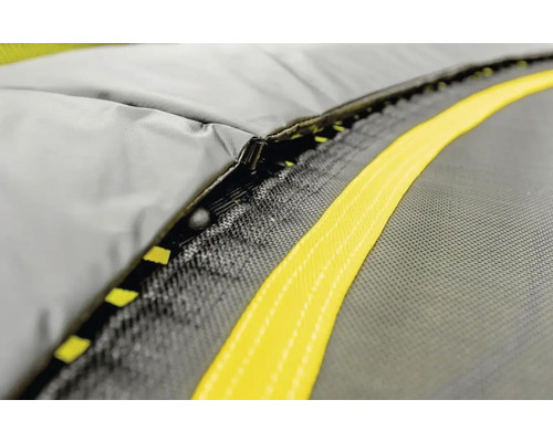 Detailný záber trampolíny so zipsom a ochranným okrajom