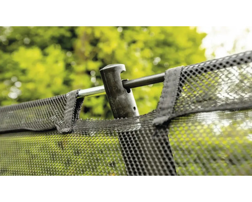 Detailný záber bezpečnostnej siete trampolíny s oceľovým rámom a sieťovým materiálom.