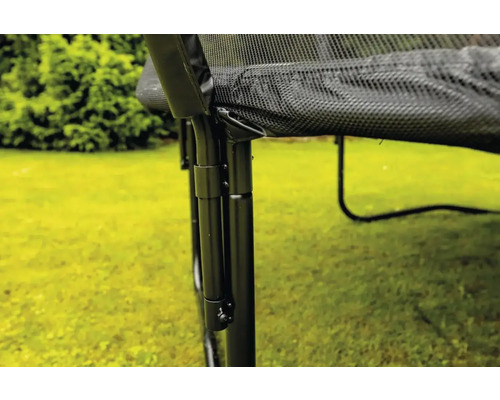 Detailný záber upevnenia nôh záhradnej trampolíny.