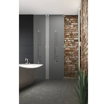 Moderná kúpeľňa s vaňou a dvoma izolačnými doskami Swisspor Board pred tehlovou stenou