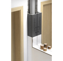 Kúpeľňa s obložením rúr a zrkadlovou policou