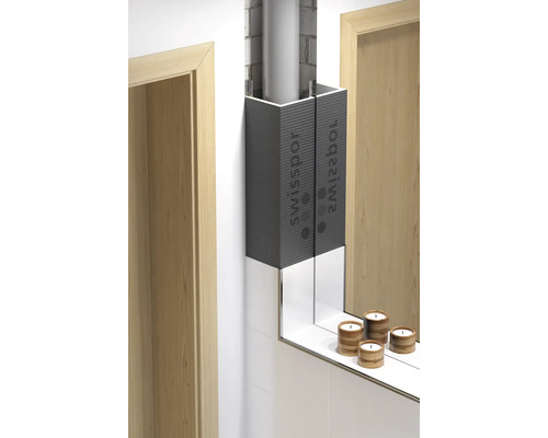 Kúpeľňa s obložením rúr a zrkadlovou policou