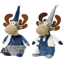 Dve figúrky losa s čiapkami a šálmi ako dekorácia