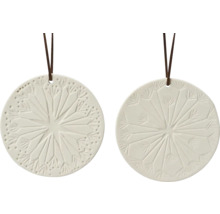 Dva keramické vonné prívesky so šnúrkou a kvetinovým vzorom