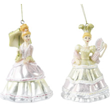 Dve dámske postavy ako ozdoby na vianočný stromček so šatami a doplnkami