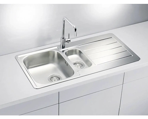 Nerezový drez s dvoma komorami a odkvapkávacou plochou, namontovaný v kuchynskej linke