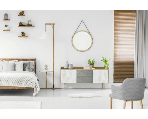 Svetlá spálňa s posteľou, komodou, zrkadlom a stoličkou