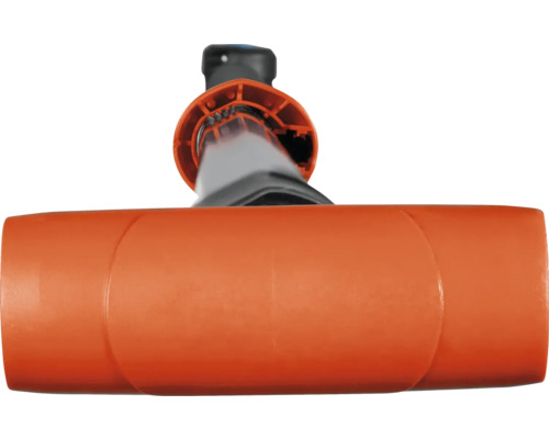 Detailný záber umývacej kefy Gardena s prípojkou vody