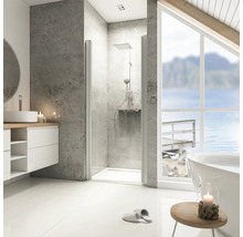 Moderná kúpeľňa so sprchou, umývadlom a vaňou pod strešným oknom