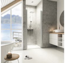 Svetlá kúpeľňa so sprchou, umývadlom a vaňou pod veľkým oknom s výhľadom na jazero