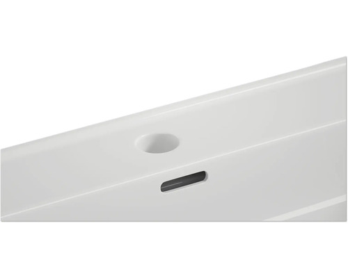 Detailný pohľad na umývadlo s otvorom pre batériu a prepadom