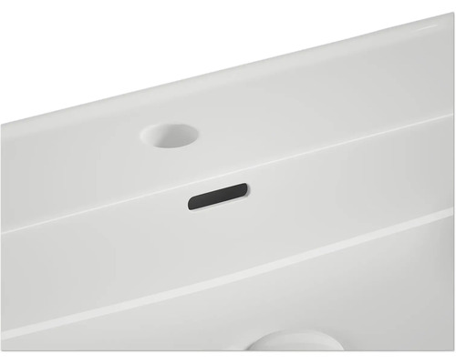 Detail umývadla s prepadom a otvorom pre kohútik