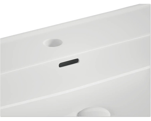 Detailný pohľad na umývadlo s prepadom a otvorom pre kohútik