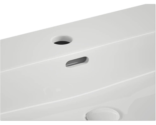 Detailný pohľad na umývadlo s otvorom pre batériu a prepadom