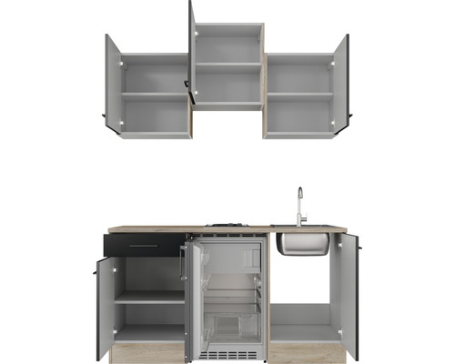 Vonkajšia kuchyňa s drezom, chladničkou a úložným priestorom v skrinkách