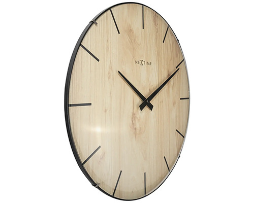 Nástenné hodiny s dreveným vzhľadom a čiernym rámom