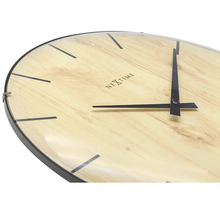 Detailný záber nástenných hodín Nextime s dreveným dekorom a čiernymi ručičkami.