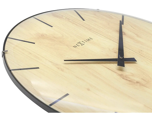 Detailný záber nástenných hodín Nextime s dreveným dekorom a čiernymi ručičkami.