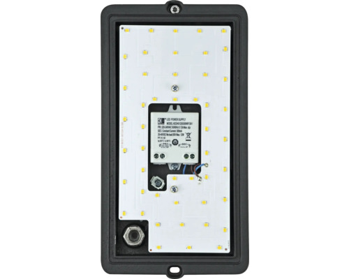 Detailný pohľad na LED svietidlo s viditeľnými LED a napájacím zdrojom