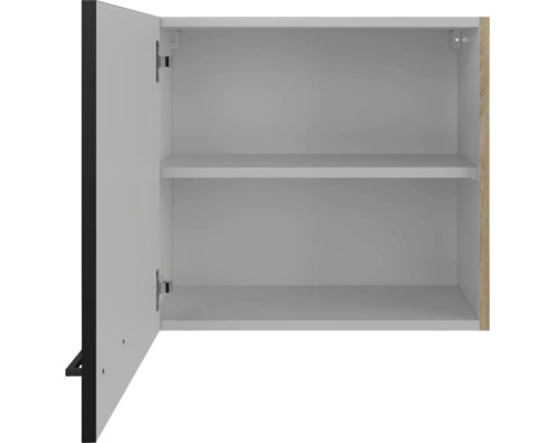 Otvorená závesná skrinka s policami